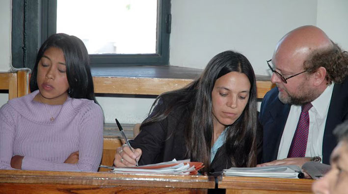 Romina junto a sus abogados